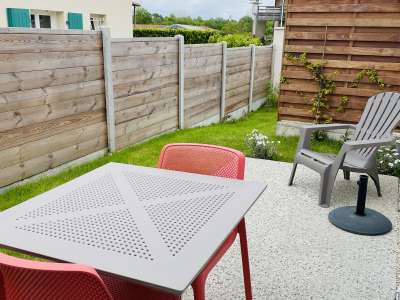 © Ruelle piétonne Ruelle piétonne Terrasse Salon Chambre séparée Cuisine équipée Salle d'eau Salon Terrasse patio