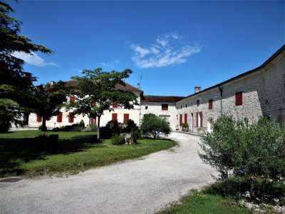 © L'allée d'entrée au domaine chambres_hotes_lassalle chambres_hotes_lassalle chambres_hotes_lassalle chambres_hotes_lassalle chambres_hotes_lassalle Domaine des Tonneaux à Jarnac Champagne Domaine des Tonneaux à Jarnac Champagne Domaine des Tonneaux à Jarnac Champagne Domaine des Tonneaux à Jarnac Champagne Domaine des Tonneaux à Jarnac Champagne