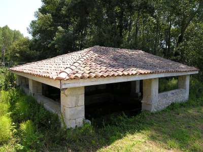 © Lavoir des Trois Fontaines dans les contrebas de Montlieu-la-Garde