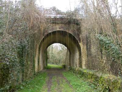 © Le Pont du Bas Briolais construit pour l'ancienne voie ferrée devenue Voie Verte