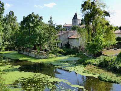 © L'église Saint-André de Clion vu du parc du presbytère Le lavoir dans le bourg de Clion, en bord de Seugne, restauré en 2002 La chapelle des Templiers du hameau de St-Paul Lavoir au hameau de St-Paul où la source St-Fort s'écoule Boulins (trous pour pigeons) sur le mur de la chapelle St-Paul Ruelle du hameau de St-Paul et ses emblématiques roses trémières La Seugne entre Clion et St-Germain-de-Lusignan, à proximité du moulin de Sauge Pont sur la Seugne à St-Germain-de-Lusignan, autre point de départ du circuit Le moulin à vent de Garreau restauré en 1980