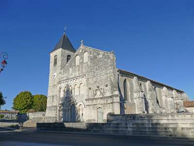 © Balade familiale sur la Voie Verte de Haute-Saintonge L'église Saint-Martin de Fontaines-d'Ozillac Le saut de La Pimparade aux abords du moulin de la Prée à Vibrac La Pimparade aux bords du moulin de la Prée à Vibrac L'église Saint-Étienne de Moulons Un puits couvert à la sortie de Moulons L'église Saint-Symphorien de Chatenet Cyclotouristes au lavoir de Gaboran à Chevanceaux au bord de la Voie Verte Balade familiale sur la Voie Verte de Haute-Saintonge Balade familiale sur la Voie Verte de Haute-Saintonge Balade sur la Voie Verte de Haute-Saintonge