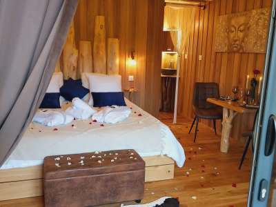 © cottage cottage by night chambresuite terrassesuite chambre jaccuzi statue cottage sauna vue extérieure coin repos night terrasse coin repas salle d'eau terrasse3 terrasse4 entrée parking