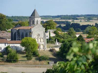 © L'église Saint-Pierre es Liens de Champagnac