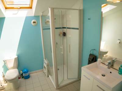 © Façade Rez de chaussée Rez de chaussée Cuisine La chambre, lit de 140cm La chambre Salle de douche attenante Piscine Abri à la piscine Main courante pour faciliter l'entrée à la piscine Jardin