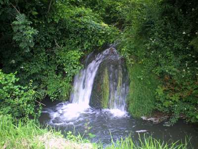 © Balade familiale sur la Voie Verte de Haute-Saintonge L'église Saint-Martin de Fontaines-d'Ozillac Le saut de La Pimparade aux abords du moulin de la Prée à Vibrac La Pimparade aux bords du moulin de la Prée à Vibrac L'église Saint-Étienne de Moulons Un puits couvert à la sortie de Moulons L'église Saint-Symphorien de Chatenet Cyclotouristes au lavoir de Gaboran à Chevanceaux au bord de la Voie Verte Balade familiale sur la Voie Verte de Haute-Saintonge Balade familiale sur la Voie Verte de Haute-Saintonge Balade sur la Voie Verte de Haute-Saintonge