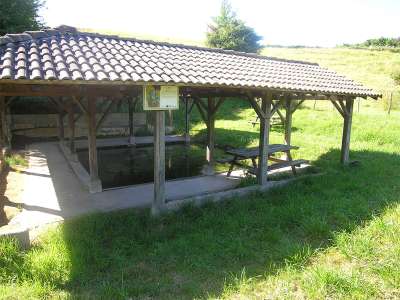 © Le lavoir du Rambaud où vous pourrez faire une petite halte