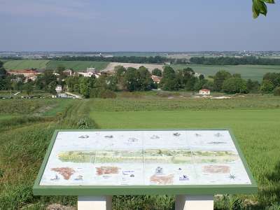 © Après 500m, découvrez le panorama sur la campagne léovilloise