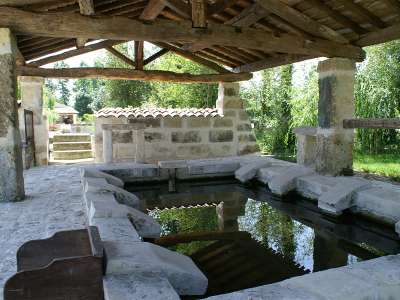 © Le bassin du lavoir couvert