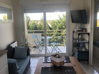 © Chambre Séjour bien aménagé Sdb avec machine lave-linge Canapé Les trois hirondelles Televisión et chambre Cuisine et grand frigo Balcon Évier