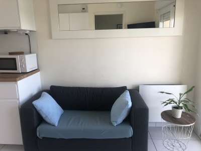 © Chambre Séjour bien aménagé Sdb avec machine lave-linge Canapé Les trois hirondelles Televisión et chambre Cuisine et grand frigo Balcon Évier