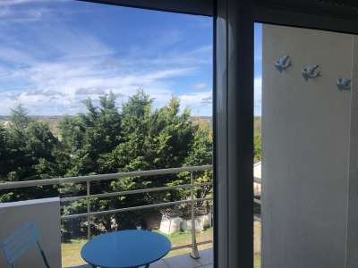 © Chambre Séjour bien aménagé Sdb avec machine lave-linge Canapé Les trois hirondelles Televisión et chambre Cuisine et grand frigo Balcon Évier