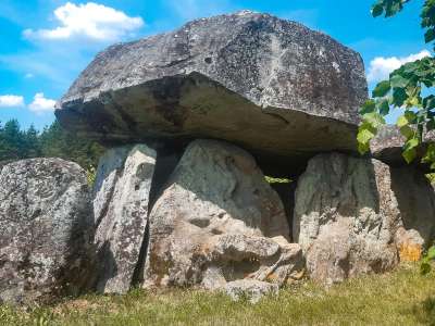 © Dolmen à Montguyon