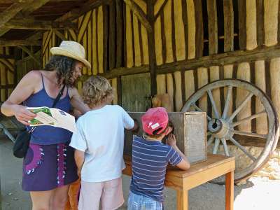 © Jeux sous l'appenti de la maison à pans à la Maison de la Forêt