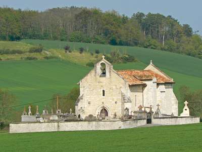 © Balade familiale sur la Voie Verte de Haute-Saintonge L'église Saint-Martin de Fontaines-d'Ozillac Le saut de La Pimparade aux abords du moulin de la Prée à Vibrac La Pimparade aux bords du moulin de la Prée à Vibrac L'église Saint-Étienne de Moulons Un puits couvert à la sortie de Moulons L'église Saint-Symphorien de Chatenet Cyclotouristes au lavoir de Gaboran à Chevanceaux au bord de la Voie Verte Balade familiale sur la Voie Verte de Haute-Saintonge Balade familiale sur la Voie Verte de Haute-Saintonge Balade sur la Voie Verte de Haute-Saintonge