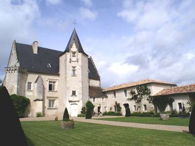 © Le château de Meux (privé), à quelques mètres de l'arrivée