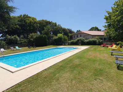 © piscine Domaine Bardon terrasse coin repas coin salon Vue piscine Campagne de Chaunac espace piscine coin relax