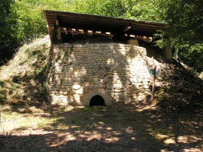 © À quelques mètres du départ, dans la forêt, un ancien four à tuiles restauré
