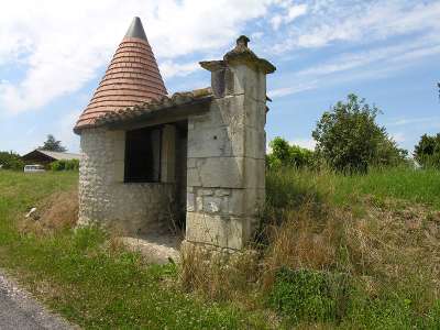 © Balade familiale sur la Voie Verte de Haute-Saintonge L'église Saint-Martin de Fontaines-d'Ozillac Le saut de La Pimparade aux abords du moulin de la Prée à Vibrac La Pimparade aux bords du moulin de la Prée à Vibrac L'église Saint-Étienne de Moulons Un puits couvert à la sortie de Moulons L'église Saint-Symphorien de Chatenet Cyclotouristes au lavoir de Gaboran à Chevanceaux au bord de la Voie Verte Balade familiale sur la Voie Verte de Haute-Saintonge Balade familiale sur la Voie Verte de Haute-Saintonge Balade sur la Voie Verte de Haute-Saintonge