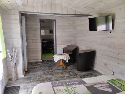 © entrée Chambre Escalier vers mezzanine Mezzanine Entrée de la chambre Chambre Chambre Entrée de la chambre Exemple de Petit déjeuner Exemple de petit déjeuner à base de produits locaux Exemple de petit déjeuner à base de produits maison Piscine chauffée Parc arboré Abords de la piscine Parc arboré