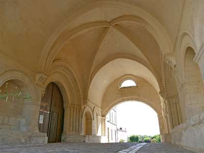 © La voûte de l'Hôpital des Pèlerins où passait la N137 jusque dans les années 60