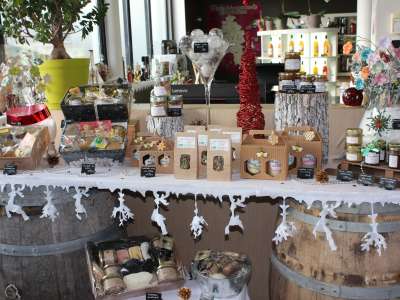 © La boutique des produits du terroir Le mur des teintes de pineaux des Charentes et de cognacs Découverte du mur des teintes des pineaux des Charentes et cognacs La boutique de produits du terroir aux couleurs de Noël La boutique de produits du terroir aux couleurs de Noël La boutique de produits du terroir aux couleurs de Noël La boutique de produits du terroir aux couleurs de Noël La Maison de la Vigne et des Saveurs de Haute-Saintonge L'Espace Scénographie L'Espace Scénographie L'Espace Scénographie Un atelier de cuisine La boutique des produits du terroir Un atelier culinaire Parents-Enfants Un atelier dégustation Un atelier dégustation La Fête des Vendanges La Fête des Vendanges On verse sa récolte de raisins dans la hotte La Fête des Vendanges La Fête des Vendanges Le médiapôle