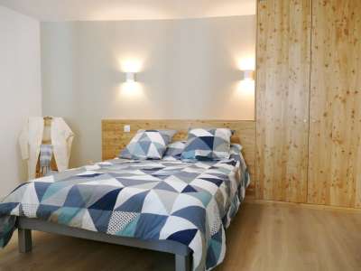 © Rangements et acces autour du lit double de 140 cm
