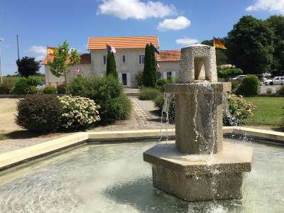 © L'étang de Vallet L'église Saint-Étienne de Pommiers L'église Saint-Hilaire de Cou Le square de la Mairie de Chardes a fontaine des Esserts à Chardes La forêt de la Lande de Montendre, ses pins maritimes et ses bruyères fleuries La Tour carrée du château de Montendre Le musée d'Arts et Traditions populaires de Montendre Le lac Baron-Desqueyroux à Montendre et point de départ du circuit
