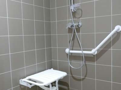 © vaste douche de plain pied et confortable