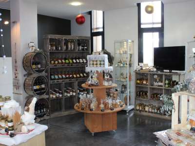 © La boutique des produits du terroir Le mur des teintes de pineaux des Charentes et de cognacs Découverte du mur des teintes des pineaux des Charentes et cognacs La boutique de produits du terroir aux couleurs de Noël La boutique de produits du terroir aux couleurs de Noël La boutique de produits du terroir aux couleurs de Noël La boutique de produits du terroir aux couleurs de Noël La Maison de la Vigne et des Saveurs de Haute-Saintonge L'Espace Scénographie L'Espace Scénographie L'Espace Scénographie Un atelier de cuisine La boutique des produits du terroir Un atelier culinaire Parents-Enfants Un atelier dégustation Un atelier dégustation La Fête des Vendanges La Fête des Vendanges On verse sa récolte de raisins dans la hotte La Fête des Vendanges La Fête des Vendanges Le médiapôle