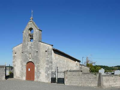 © L'étang de Vallet L'église Saint-Étienne de Pommiers L'église Saint-Hilaire de Cou Le square de la Mairie de Chardes a fontaine des Esserts à Chardes La forêt de la Lande de Montendre, ses pins maritimes et ses bruyères fleuries La Tour carrée du château de Montendre Le musée d'Arts et Traditions populaires de Montendre Le lac Baron-Desqueyroux à Montendre et point de départ du circuit