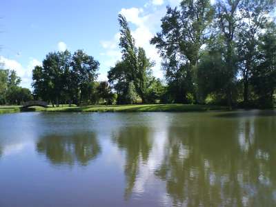 © Le plan d'eau du Lariat