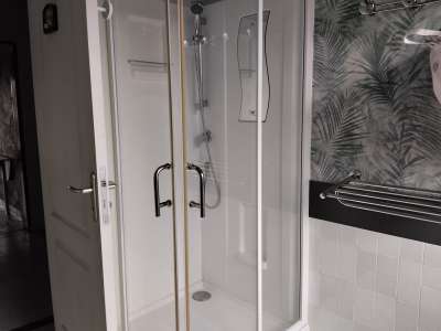 © Piscine chauffée Extérieur de la maison Extérieur Portillon d'accès vers jardin et piscine Cuisine aménagée et équipée Séjour Séjour Salle d'eau Salle d'eau Chambre 1 Chambre 1 Escalier vers étage Couloir étage Chambre 2 (étage) Chambre 3 (étage) Chambre 3 (étage) Chambre 3 (étage) Terrasse maison Piscine chauffée Extérieur piscine Nos chèvres