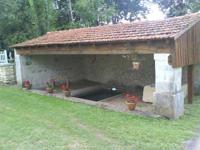 © Le lavoir couvert de Fombelle à Plassac
