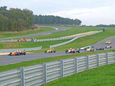 © Une course lors du Trophée Jean-Pierre Beltoise Une course de formule Renault lors du Trophée Jean-Pierre Beltoise Bolides prêts à renter en piste Bolides en pleine course Véhicules de collection prêts à entrer en piste Bolides sur la piste de vitesse lors d'un course du Trophée Jean-Pierre Beltoise Une course de formule Renault lors du Trophée Jean-Pierre Beltoise Bolides qui quittent le paddock pour entrer en piste Course lors du Trophée Jean-Pierre Beltoise Véhicules prêts à quitter les paddocks Véhicules à l'arrêt dans les paddocks avant de partir en piste Sortie des paddocks d'une Tesla Une formule aux paddocks Bolides utilisés pour les journées roulage libre GT Circuit de Haute-Saintonge Jean-Pierre Beltoise La Genetouze moto autokarting16 Un bolide lors d'une course Kartings en piste La piste de karting L'accueil du circuit Vue aérienne du Circuit de Haute-Saintonge Jean-Pierre Beltoise Bolides prêts à entrer en piste Bolide prêt à rentrer en piste