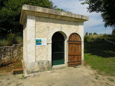 © L'étang de Vallet L'église Saint-Étienne de Pommiers L'église Saint-Hilaire de Cou Le square de la Mairie de Chardes a fontaine des Esserts à Chardes La forêt de la Lande de Montendre, ses pins maritimes et ses bruyères fleuries La Tour carrée du château de Montendre Le musée d'Arts et Traditions populaires de Montendre Le lac Baron-Desqueyroux à Montendre et point de départ du circuit