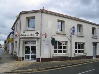 © Façade du restaurant Le Relais des Bois à Bussac-Forêt en Haute-Saintonge