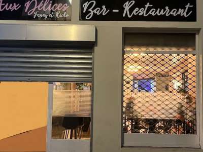 © Devanture du Bar Restaurant Aux Délices à Pons