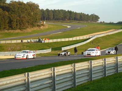 © Une course lors du Trophée Jean-Pierre Beltoise Une course de formule Renault lors du Trophée Jean-Pierre Beltoise Bolides prêts à renter en piste Bolides en pleine course Véhicules de collection prêts à entrer en piste Bolides sur la piste de vitesse lors d'un course du Trophée Jean-Pierre Beltoise Une course de formule Renault lors du Trophée Jean-Pierre Beltoise Bolides qui quittent le paddock pour entrer en piste Course lors du Trophée Jean-Pierre Beltoise Véhicules prêts à quitter les paddocks Véhicules à l'arrêt dans les paddocks avant de partir en piste Sortie des paddocks d'une Tesla Une formule aux paddocks Bolides utilisés pour les journées roulage libre GT Circuit de Haute-Saintonge Jean-Pierre Beltoise La Genetouze moto autokarting16 Un bolide lors d'une course Kartings en piste La piste de karting L'accueil du circuit Vue aérienne du Circuit de Haute-Saintonge Jean-Pierre Beltoise Bolides prêts à entrer en piste Bolide prêt à rentrer en piste