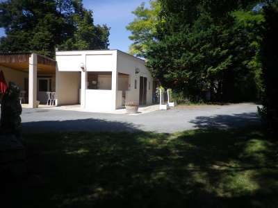 © chalet d'accueil Piscine Camping Les Acacias_Clion espace wifi gratuit ouvert 24/7 plan camping.jpg bloc sanitaire n°1 lave-linge mobil-home 27 m² cuisine mobil-home séjour mobil-home chambre n° 1 mobil-home chambre n° 2 mobil-home plan-mobil-home.jpeg boulodrome table de ping-pong bloc sanitaire n°2