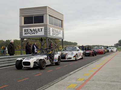 © Une course lors du Trophée Jean-Pierre Beltoise Une course de formule Renault lors du Trophée Jean-Pierre Beltoise Bolides prêts à renter en piste Bolides en pleine course Véhicules de collection prêts à entrer en piste Bolides sur la piste de vitesse lors d'un course du Trophée Jean-Pierre Beltoise Une course de formule Renault lors du Trophée Jean-Pierre Beltoise Bolides qui quittent le paddock pour entrer en piste Course lors du Trophée Jean-Pierre Beltoise Véhicules prêts à quitter les paddocks Véhicules à l'arrêt dans les paddocks avant de partir en piste Sortie des paddocks d'une Tesla Une formule aux paddocks Bolides utilisés pour les journées roulage libre GT Circuit de Haute-Saintonge Jean-Pierre Beltoise La Genetouze moto autokarting16 Un bolide lors d'une course Kartings en piste La piste de karting L'accueil du circuit Vue aérienne du Circuit de Haute-Saintonge Jean-Pierre Beltoise Bolides prêts à entrer en piste Bolide prêt à rentrer en piste
