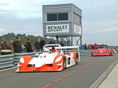 © Une course lors du Trophée Jean-Pierre Beltoise Une course de formule Renault lors du Trophée Jean-Pierre Beltoise Bolides prêts à renter en piste Bolides en pleine course Véhicules de collection prêts à entrer en piste Bolides sur la piste de vitesse lors d'un course du Trophée Jean-Pierre Beltoise Une course de formule Renault lors du Trophée Jean-Pierre Beltoise Bolides qui quittent le paddock pour entrer en piste Course lors du Trophée Jean-Pierre Beltoise Véhicules prêts à quitter les paddocks Véhicules à l'arrêt dans les paddocks avant de partir en piste Sortie des paddocks d'une Tesla Une formule aux paddocks Bolides utilisés pour les journées roulage libre GT Circuit de Haute-Saintonge Jean-Pierre Beltoise La Genetouze moto autokarting16 Un bolide lors d'une course Kartings en piste La piste de karting L'accueil du circuit Vue aérienne du Circuit de Haute-Saintonge Jean-Pierre Beltoise Bolides prêts à entrer en piste Bolide prêt à rentrer en piste