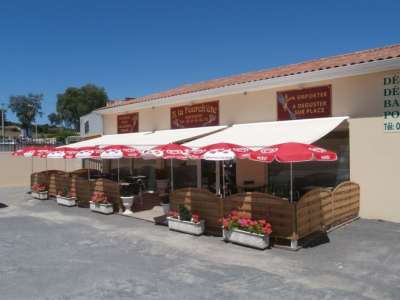 © Façade et terrasse du restaurant A la Fouch'ète à Saint-Martin-d'-Ary en Haute-Saintonge