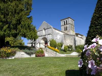 © Photo d'Arthenac église et fleurs