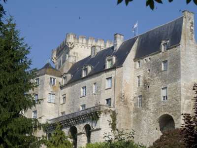 © Canoë sur la Seugne à Pons Logis des Sires de Pons Château des énigmes à Pons 17 Salle d'exposition du donjon de Pons Cloche du donjon de Pons jardin médiéval de l'hôpital des pèlerins Statut des pèlerins de St Jacques à Pons Ville de Pons vue panoramique depuis le donjon de Pons sur la place de la république Point d'observation depuis le donjon de Pons sur les Charentes