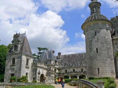 © Canoë sur la Seugne à Pons Logis des Sires de Pons Château des énigmes à Pons 17 Salle d'exposition du donjon de Pons Cloche du donjon de Pons jardin médiéval de l'hôpital des pèlerins Statut des pèlerins de St Jacques à Pons Ville de Pons vue panoramique depuis le donjon de Pons sur la place de la république Point d'observation depuis le donjon de Pons sur les Charentes