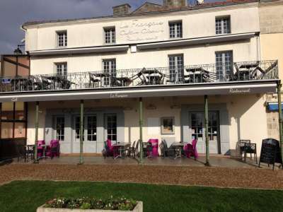 © Terrasse du restaurant Le Français à Pons en Haute-Saintonge
