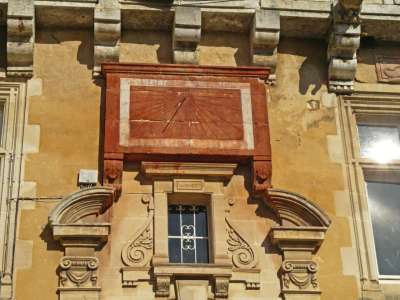 © Cadran Solaire Mairie Cartouche Balance Cartouche 4 saisons Cartouche Bélier Château Châtelet Château Est Château Est 2 Château Est et Bords de Seugne Château Est 3 Château Est 4 Châtelet Salle des Mariages Entrée Salle des Mariages Entrée Cour Intérieure Entrée Mairie Façade Mairie Fontaine Gargouille 1 Gargouille 2 Gargouille 3 Horloge Jardin Sous-Préfecture Salle du Conseil Municipal Sculpture Visage Grimaçant Cour Châtelet Cour Sous-Préfecture
