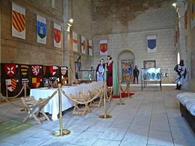 © Canoë sur la Seugne à Pons Logis des Sires de Pons Château des énigmes à Pons 17 Salle d'exposition du donjon de Pons Cloche du donjon de Pons jardin médiéval de l'hôpital des pèlerins Statut des pèlerins de St Jacques à Pons Ville de Pons vue panoramique depuis le donjon de Pons sur la place de la république Point d'observation depuis le donjon de Pons sur les Charentes
