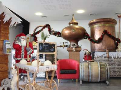 © La boutique des produits du terroir Le mur des teintes de pineaux des Charentes et de cognacs Découverte du mur des teintes des pineaux des Charentes et cognacs La boutique de produits du terroir aux couleurs de Noël La boutique de produits du terroir aux couleurs de Noël La boutique de produits du terroir aux couleurs de Noël La boutique de produits du terroir aux couleurs de Noël La Maison de la Vigne et des Saveurs de Haute-Saintonge L'Espace Scénographie L'Espace Scénographie L'Espace Scénographie Un atelier de cuisine La boutique des produits du terroir Un atelier culinaire Parents-Enfants Un atelier dégustation Un atelier dégustation La Fête des Vendanges La Fête des Vendanges On verse sa récolte de raisins dans la hotte La Fête des Vendanges La Fête des Vendanges Le médiapôle